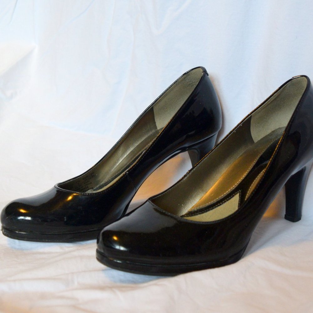 Patent Leather Naturalizer Pumps Size 6
